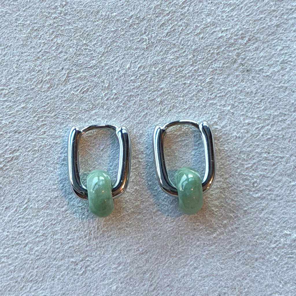 Møte Jade Huggie Earrings