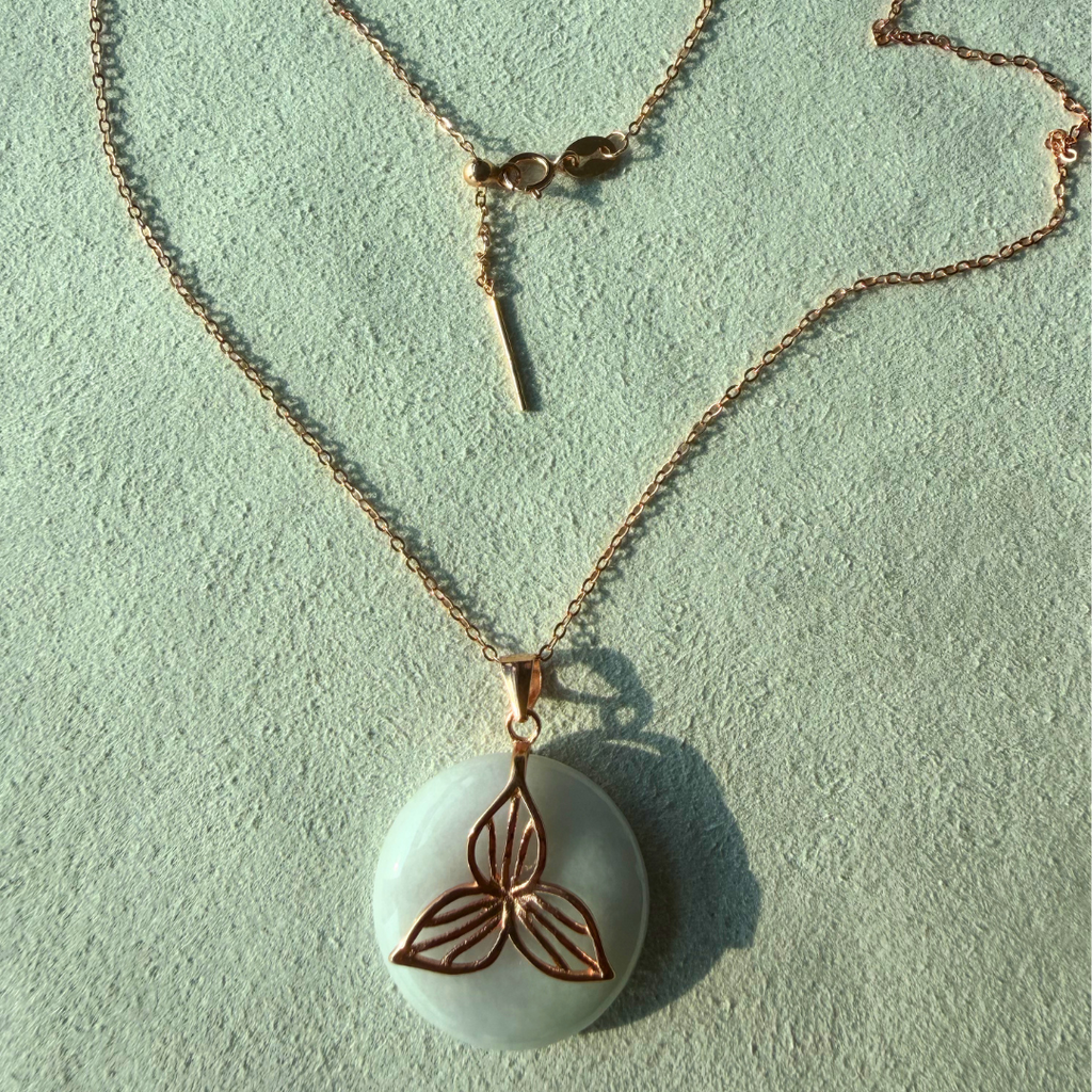 Lys - White jade lotus necklace