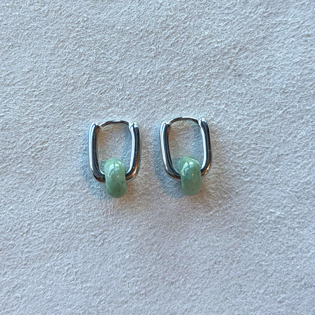 Møte Jade Huggie Earrings