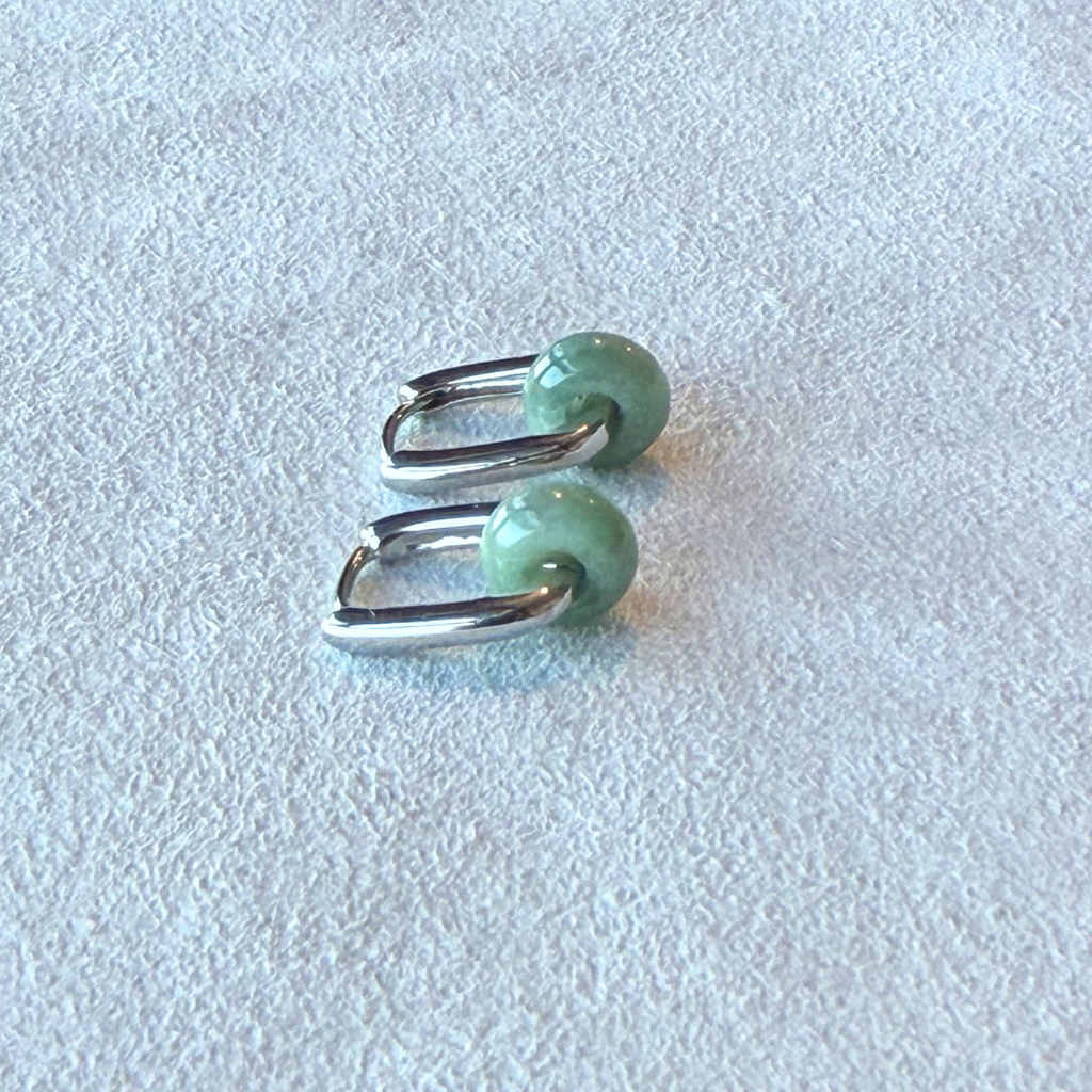 Møte Jade Huggie Earrings