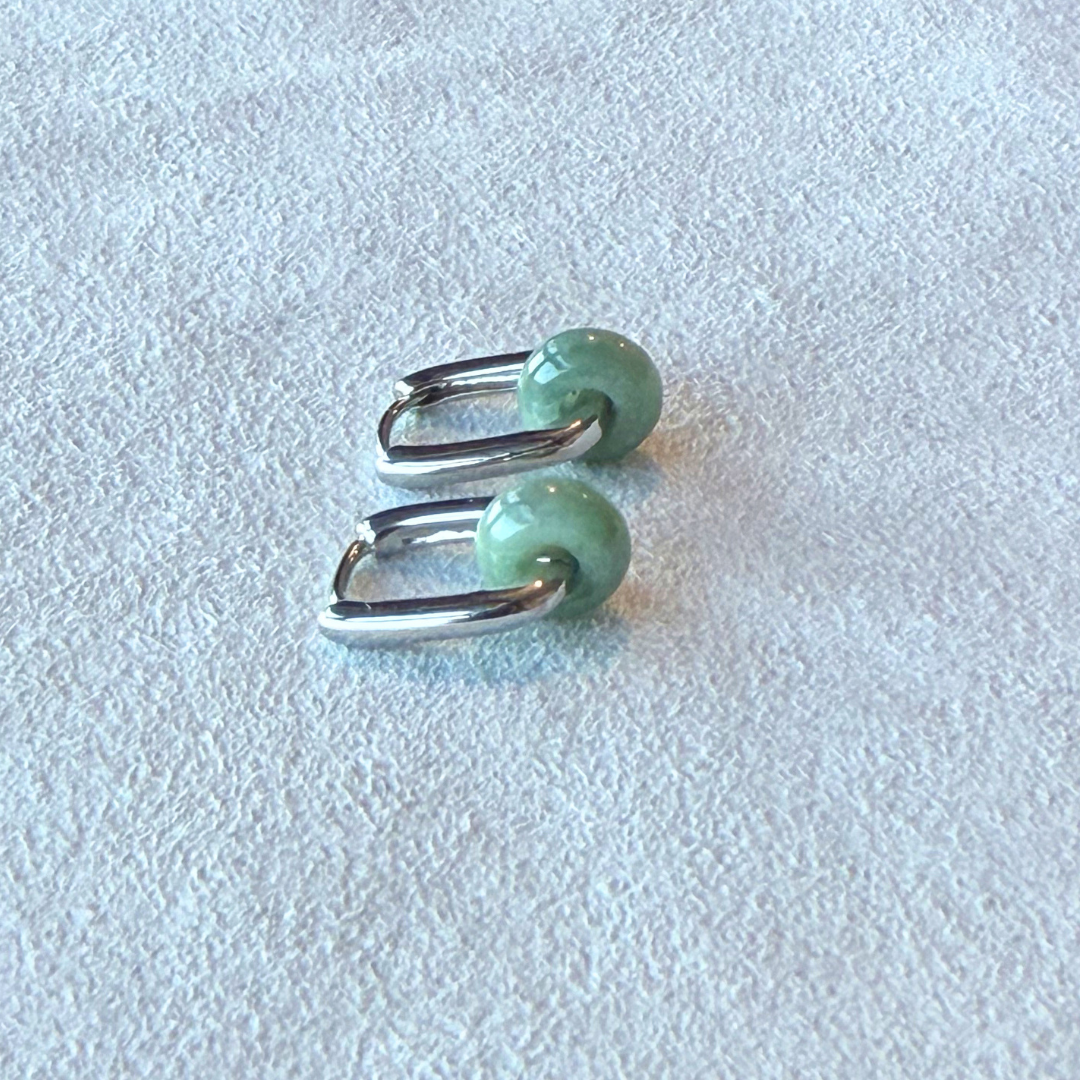 Møte Jade Huggie Earrings