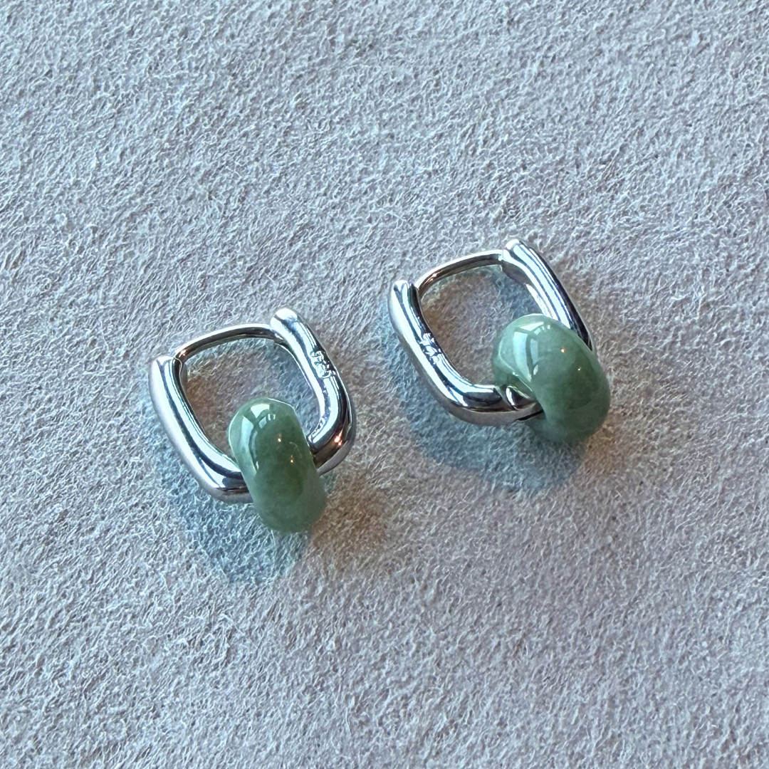 Møte Jade Huggie Earrings